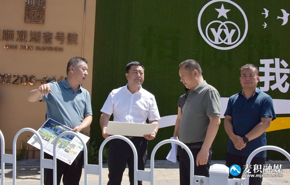 7月21日，区委副书记、区长赵虎生带领区直相关部门、单位负责人，督查市政基础设施及海绵城市项目建设情况。.png